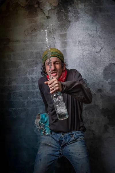 Sale Homme Alcoolique Avec Bouteille Vodka Près Vieux Mur Couleur — Photo