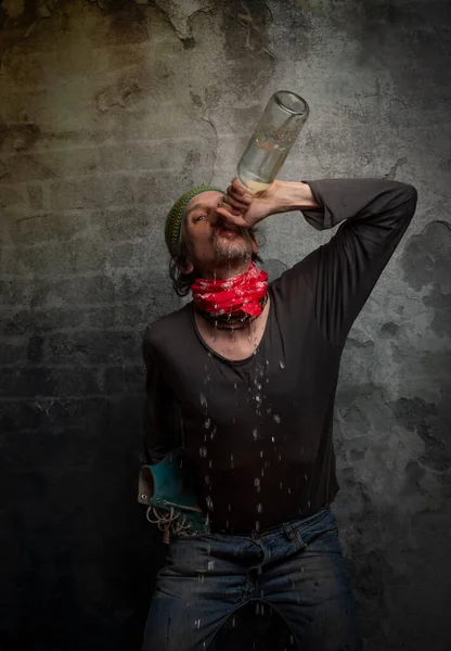 Yaşlı Taş Duvarın Yanında Votka Şişesi Olan Pis Alkolik Bir — Stok fotoğraf