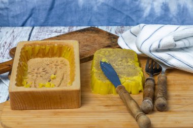 Ahşap kalıplı marihuana yağı mavi masa üzerinde Checker rengi bulaşık havlusu