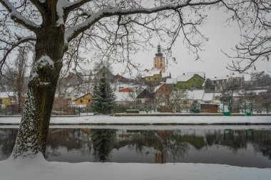 Soğuk bir kış günü Veseli nad Luznici kasabası yakınlarında karlı bir patika.