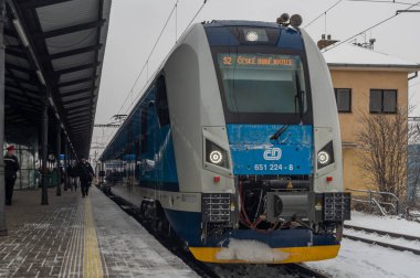 Soğuk ve soğuk bir günde Ceske Budejovice istasyonunda yolcu treni