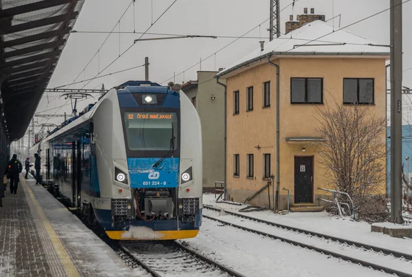 Soğuk ve soğuk bir günde Ceske Budejovice istasyonunda yolcu treni