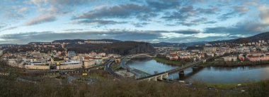 Usti Nad Labem şehrinin merkezi için kışın bulutlu, taze akşam manzarası