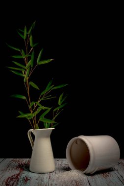 Tahta eski renkli masaya serpiştirilmiş küçük buzlu sürahiler.