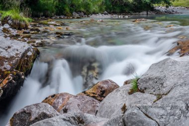 Slovenya dağlarında sıcak bir yaz akşamı Soca Nehri 'nde açık mavi su