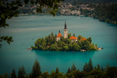 Slovenya 'nın Bled kasabasında göldeki ada bulutlu yaz yağmurlu bir günde