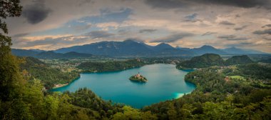 Slovenya 'nın Bled kasabasında göldeki ada bulutlu yaz yağmurlu bir günde