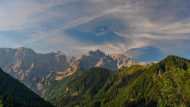 Yaz mevsimi için Jezersko köyünün gözcü noktasından manzara