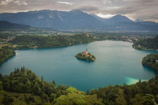 Island Lake Bled Town Slovenia Cloudy Summer Rainy Day 로열티 프리 스톡 사진