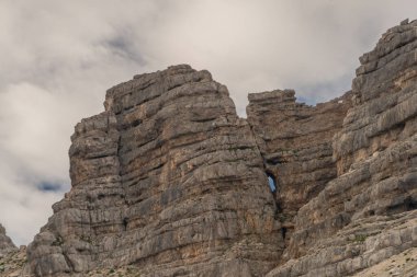Slovenya 'da Kanin dağları yakınlarındaki Cableway' de yaz aylarında bulutlu sıcak bir günde