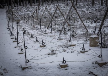 Karlı ormanda eski sınır bariyeri Siyah beyaz manzara