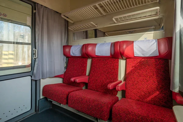 ピルセンからブルノへの高速旅客列車の日当たりの良いコンパートメントの赤い座席 — ストック写真