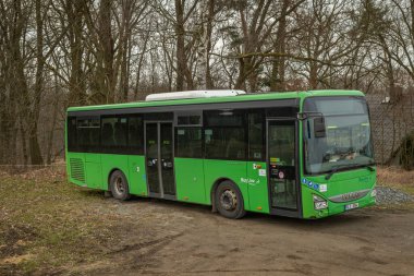 Sobeslav 03 07 2023 'te bulutlu iş gününde yeşil yolcu otobüsü parkı.