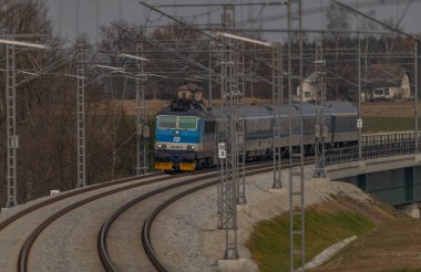 Prag 'dan Tabor' a giden yeni demiryolu hattındaki hızlı yolcu treni Myslkovice 03 07 2023