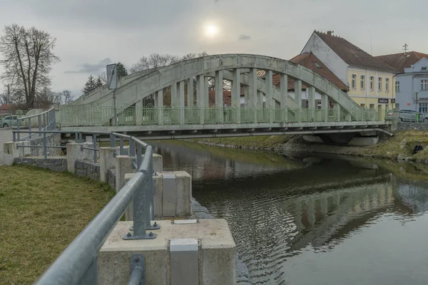 Sobeslav Frische Stadt Und Fluss Luznice Winter Bewölkt Sonnigen Morgen — Stockfoto