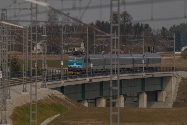 Train Voyageurs Rapide Sur Une Nouvelle Ligne Chemin Fer Prague — Photo