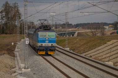 Prag 'dan Tabor' a giden yeni demiryolu hattındaki hızlı yolcu treni Myslkovice 03 07 2023