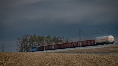 Prag 'dan Tabor' a giden yeni demiryolu hattındaki hızlı kargo treni Myslkovice 03 07 2023