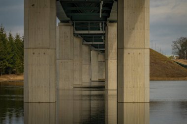 Sobeslav ve Tabor Güney Bohemya kasabaları arasındaki göletler üzerindeki yeni tren yolu üstgeçidi.