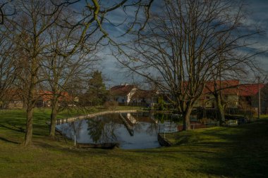 Velka Bukova köyünde güneşli, güneşli bir akşam