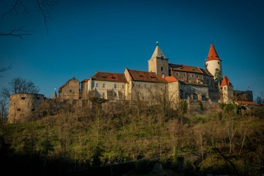 Baharda Bohemya 'nın merkezinde renkli güneşli bir akşam.