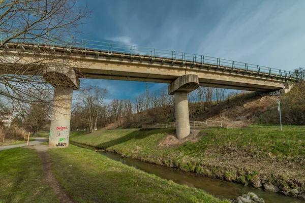 Bahar Sabahında Rakovnik Stasyonu Yakınlarındaki Tren Yolu Köprüsü — Stok fotoğraf