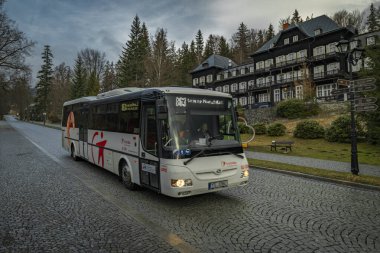 Karlova Studanka 'da yağmurlu bir sabahta kaldırımlı ve ahşap evlere sahip bir spa kasabası.