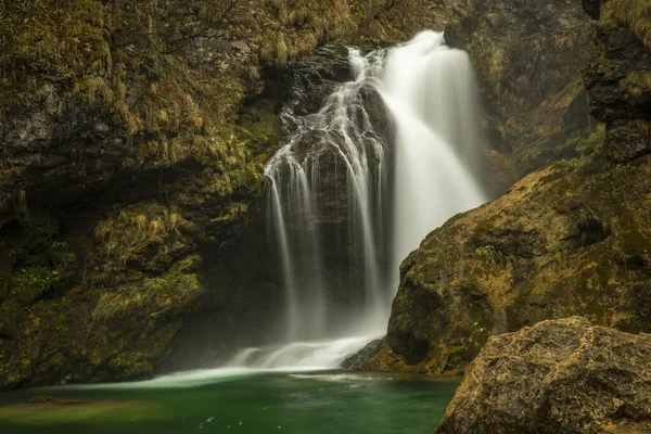 Suma Vodopád Řece Radovně Jarní Barvě Svěží Sever Slovinsko — Stock fotografie
