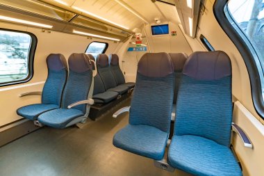 Slovenya 'da modern elektrikli trenin içi mavi rahat temiz koltuklarla dolu
