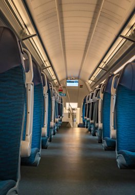 Slovenya 'da modern elektrikli trenin içi mavi rahat temiz koltuklarla dolu
