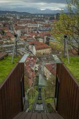 Ljubljana 'nın ana eski meydanı için bahar bulutlu akşam manzarası.