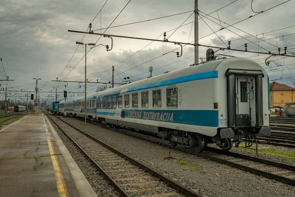 Osobní Vlaky Stanici Oblačném Jarním Tmavém Dni Hlavním Městě Lublaň — Stock fotografie