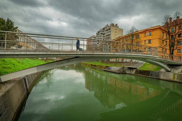 在首都卢布尔雅那 春天多云的日子里 卢布尔雅那有绿色脏水的河流 — 图库照片
