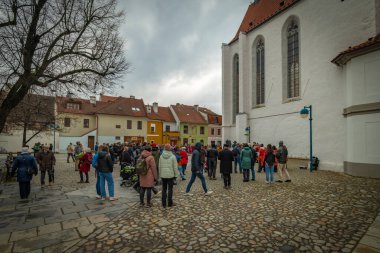 Karmelitanske Meydanı 'nda Paskalya kutlamaları Bulutlu bir sabah Ceske Budejovice 04 10 2023