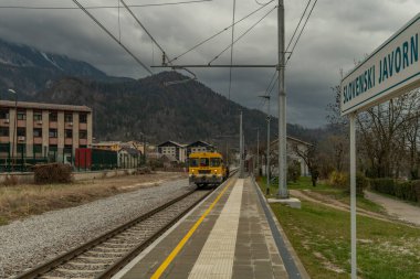 Slovenski Javornik 03 31 2023 'te kara baharda tren istasyonunda çalışıyor.