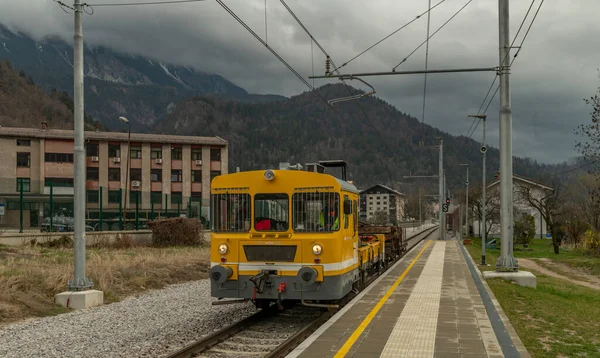 Treno Lavoro Stazione Primavera Nuvoloso Giorno Buio Slovenski Javornik 2023 — Foto Stock