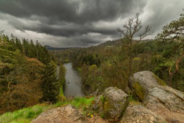 Ohre nehri vadisinde yağmurlu bahar bulutlu Kyselka kaplıcası yakınlarında eski bir şapelin manzarası