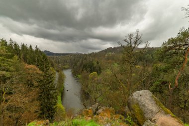 Ohre nehri vadisinde yağmurlu bahar bulutlu Kyselka kaplıcası yakınlarında eski bir şapelin manzarası