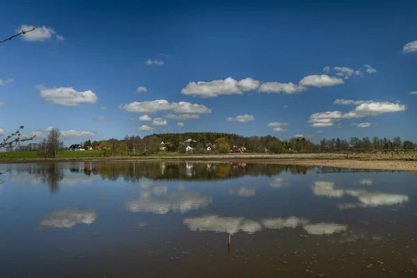 春の晴れた日には リブニツナ村近くの青い水の池 — ストック写真