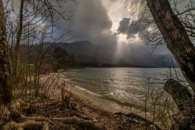 Bahar mevsiminde Bohinj Gölü yakınlarında renksiz, kara bulutlu, güneşli bir akşam.