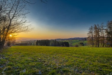 Bahar mevsiminde Vysoke Nad Jizerou yakınlarında gün batımı. Güzel bir akşam.