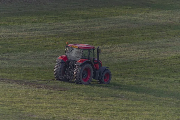 Traktor Auf Dem Frühlingsfeld Abend Der Nähe Des Frischen Dorfes — Stockfoto