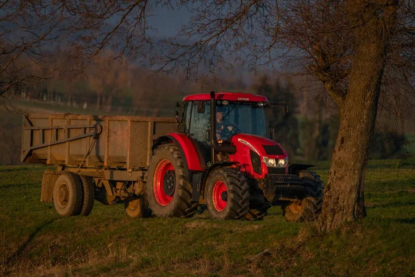 Traktor Auf Dem Frühlingsfeld Abend Der Nähe Des Frischen Dorfes — Stockfoto
