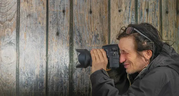 Férfi Fekete Teljes Keretes Fényképezőgéppel Széles Látószögű Lencsével Régi Fal — Stock Fotó