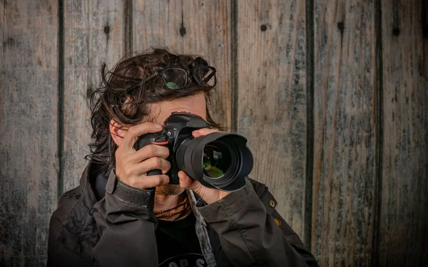 Άνδρας Μαύρη Κάμερα Full Frame Και Ευρυγώνιο Φακό Κοντά Ξύλινο — Φωτογραφία Αρχείου