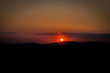 Bahar mevsiminde Vysoke Nad Jizerou yakınlarında gün batımı. Güzel bir akşam.