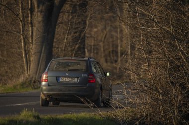 Günbatımı dağlarda modern arabalarla Roprachtice 04: 21 2023 köyü yakınlarında.