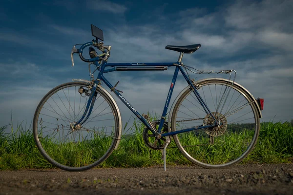 Bicicleta Azul Velha Favorita Noite Primavera Roprachtice Agradável Aldeia 2023 — Fotografia de Stock