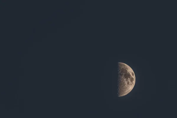 Meia Lua Primavera Noite Sul Boêmia Com Céu Azul Escuro — Fotografia de Stock