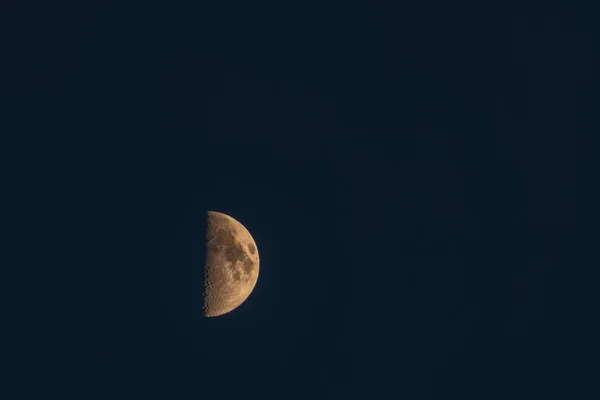 Полумесяц Весенним Вечером Южной Чехии Голубым Темным Небом — стоковое фото